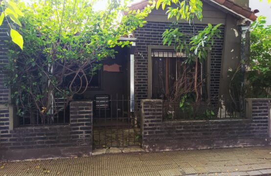 Chalet 3 amb. c/Garage y Fondo Libre sobre Lote Propio a reciclar