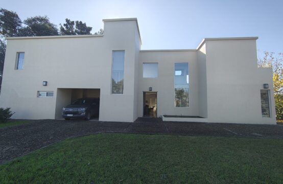 Casa 5 Amb. mas Play. Quincho c/parr. Piscina. Cochera.