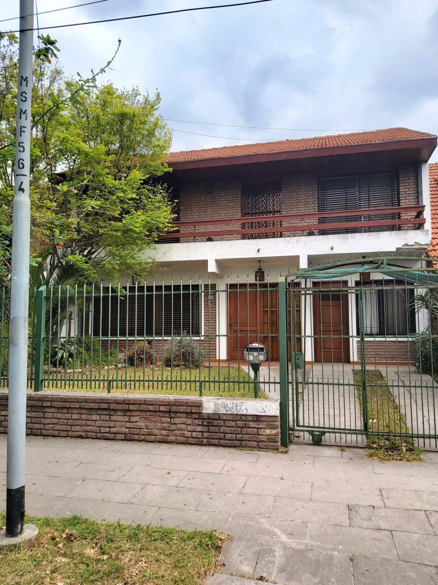 Chalet 5 Amb. Fondo Libre con Quincho. Gge. y Ent. Autos
