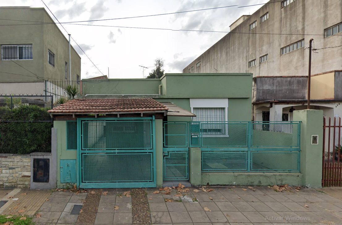 Casa 3 Amb con Cochera. Quincho c/Lav y Baño Serv. Fondo Libre