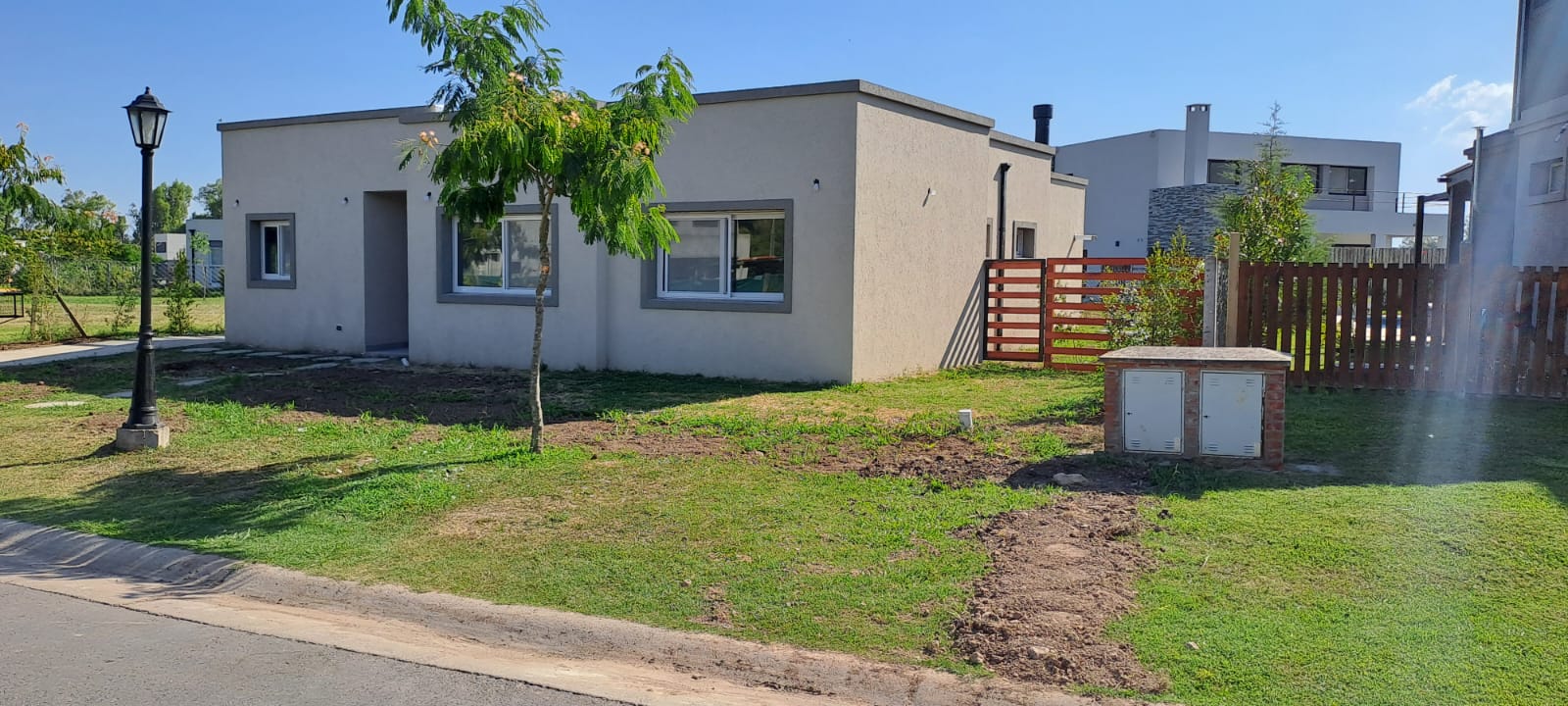 Casa 4 Amb. 3 dorm (ppal en suite c/vestidor) en Bº Privado