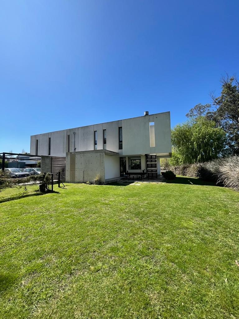 Casa 5 Amb. en 2 plantas. Parque. Piscina en Bº Privado Rumencó