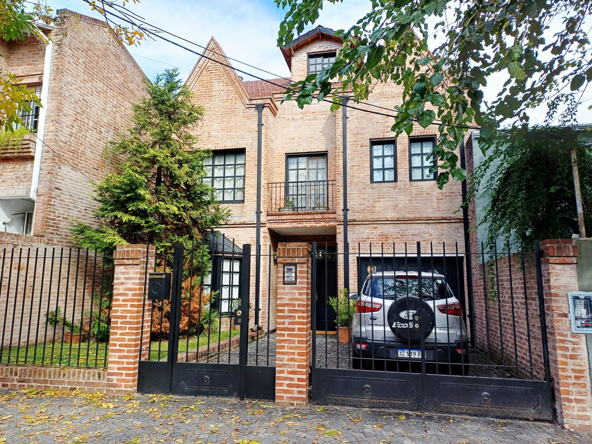 Chalet 4 Amb. mas Escritorio y Play. Fondo c/Quincho. Garaje y E.Auto